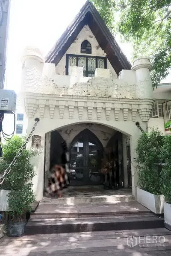 零售空间 出租在Watthana, Bangkok - 曼谷通罗城堡风外立面的零售建筑，尖顶屋顶与拱形入口。