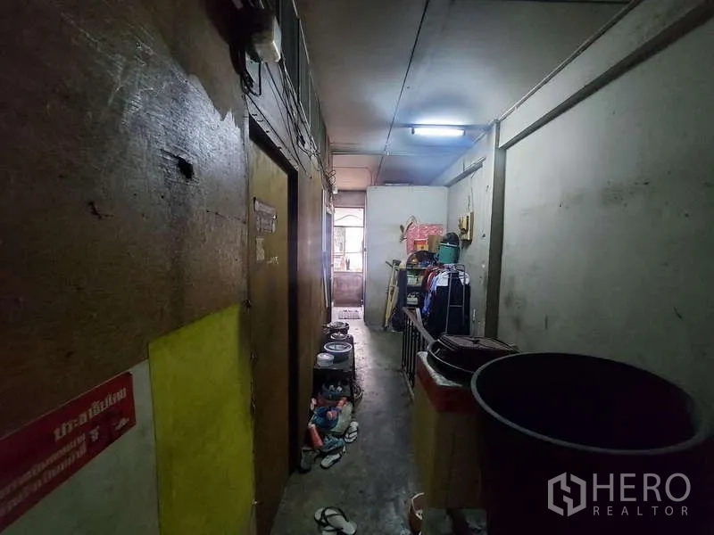 ทาวน์เฮาส์ ให้เช่า - โถงชั้นบนไฟนีออนพร้อมของใช้เก็บวางตลอดทาง