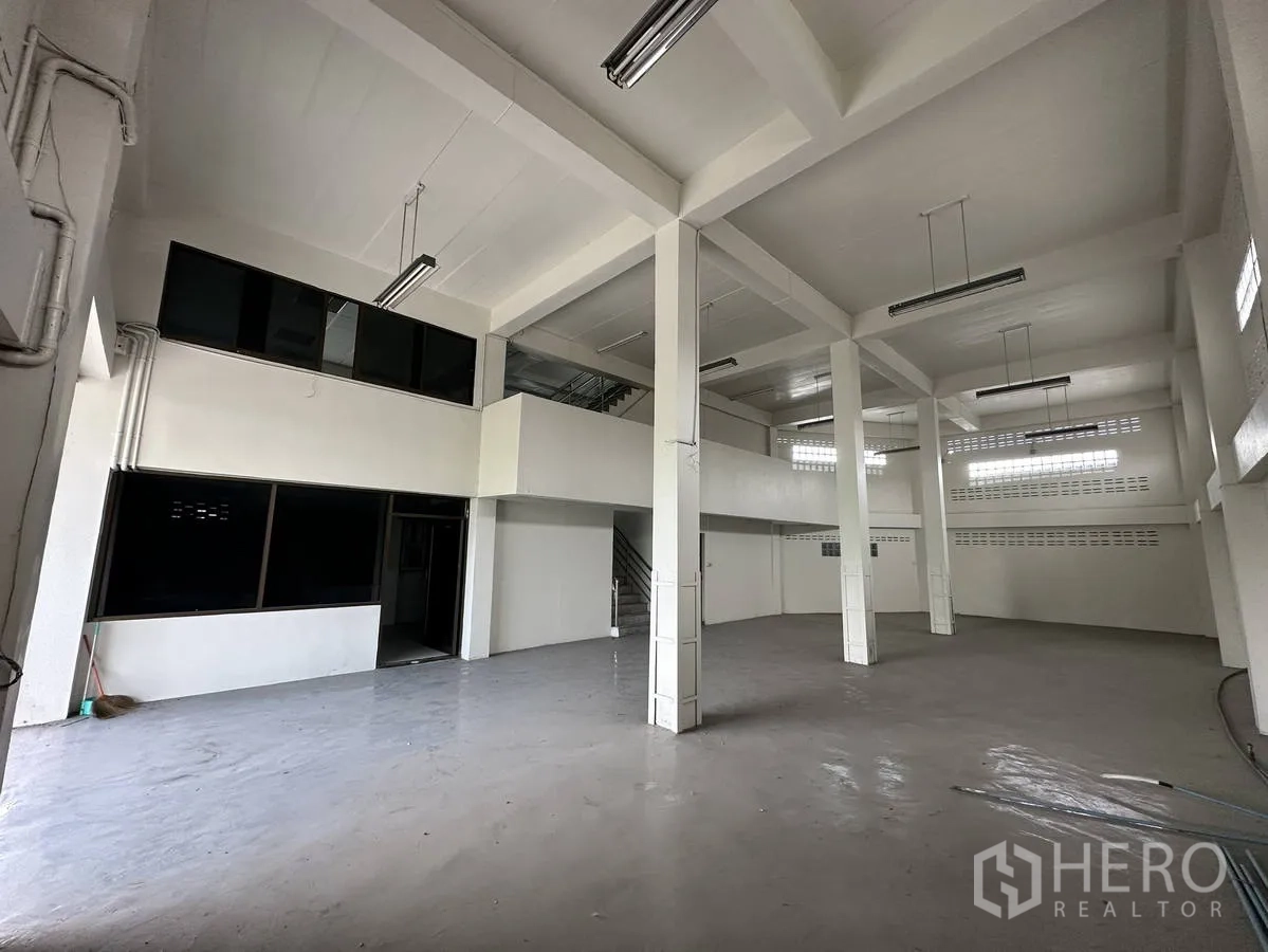 สำนักงานที่บ้าน ให้เช่าในTaling Chan, Bangkok - พื้นที่โกดังชั้นล่างเพดานสูง เสาพยุงแข็งแรง และแสงไฟแบบเส้น