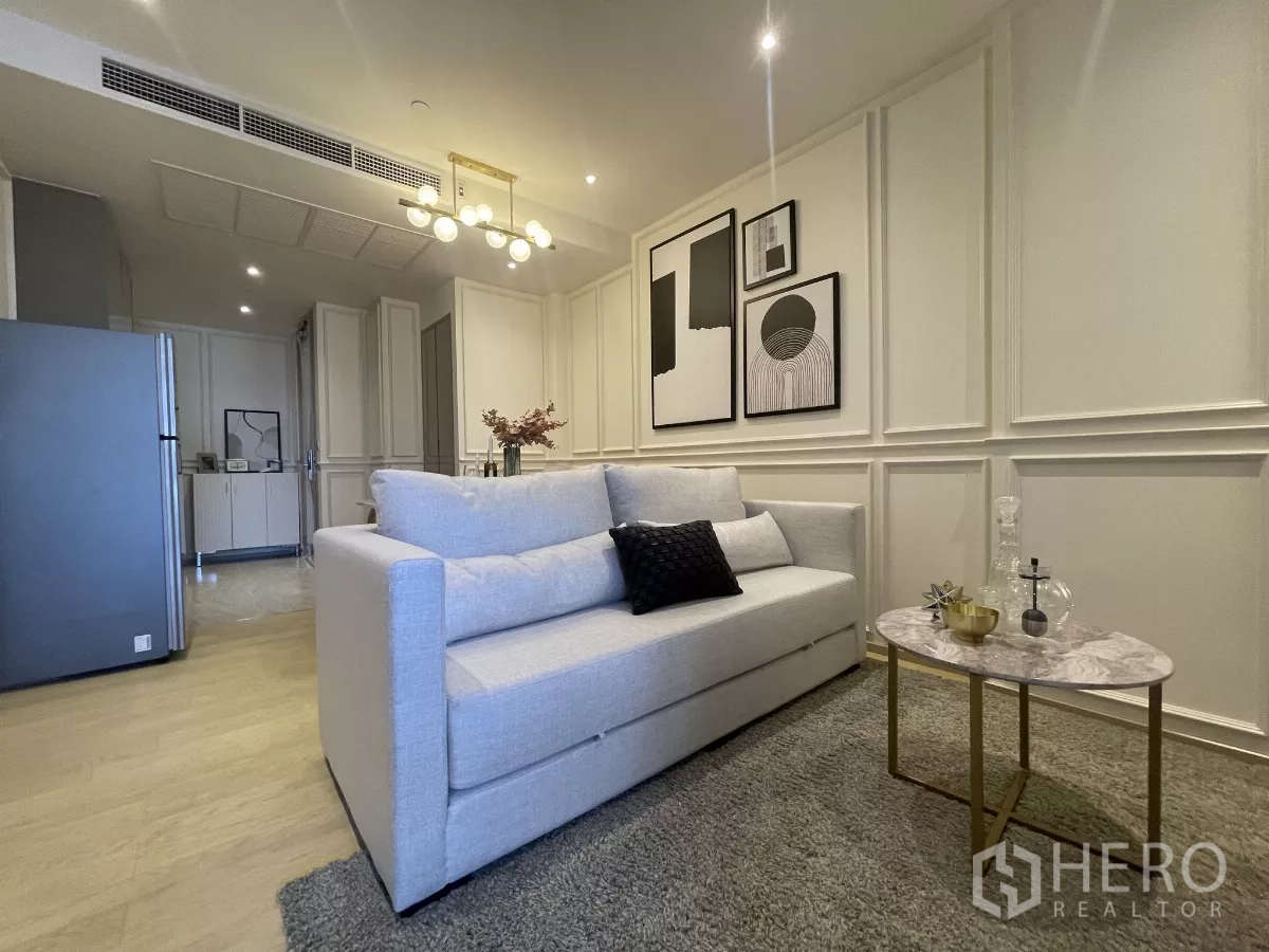 คอนโด ให้เช่าในDin Daeng, Bangkok - ห้องนั่งเล่นสไตล์โมเดิร์นคอนโด แอชตัน อโศก–พระราม 9 โซฟาสีเทาอ่อน ผนังบัวกรอบรูป และโต๊ะข้างหินอ่อนติดครัวแพนทรี