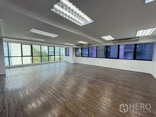 สำนักงาน ให้เช่าในSathon, Bangkok - พื้นที่สำนักงานโล่งกว้าง ไฟฝ้าเพดานหลายชุดและหน้าต่างมองเห็นเมือง.