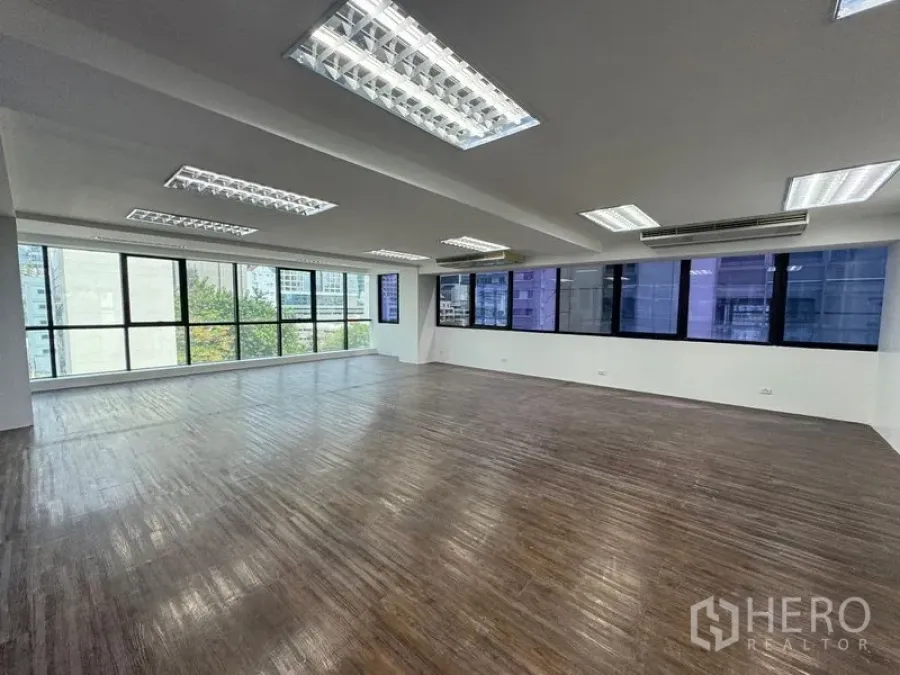 สำนักงาน ให้เช่าในSathon, Bangkok - พื้นที่สำนักงานโล่งกว้าง ไฟฝ้าเพดานหลายชุดและหน้าต่างมองเห็นเมือง.