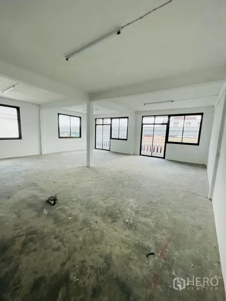 อาคารพาณิชย์ ให้เช่าในHuai Khwang, Bangkok - ชั้นบนสุดแบบเปิดโล่ง พื้นคอนกรีตและช่องแสง