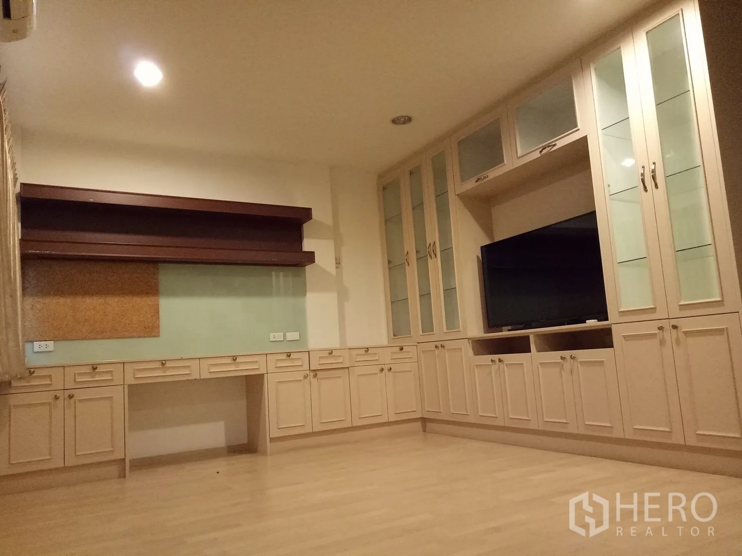 ทาวน์เฮาส์ ให้เช่าในSuan Luang, Bangkok - ห้องครอบครัวชั้นบนพร้อมตู้บิวท์อินรอบห้อง ชั้นวางทีวีและชั้นวางของ