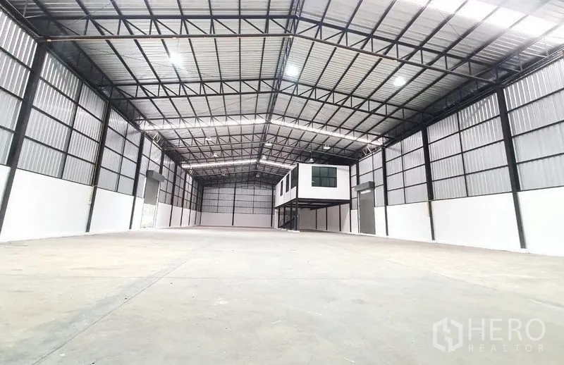 货栈 出租在Bang Khen, Bangkok - 宽阔作业面朝向夹层办公区与大型卷闸门，装卸便捷。