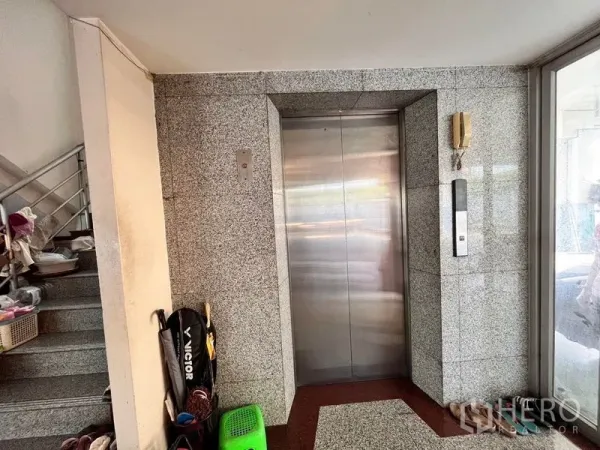 อาคารพาณิชย์ ขายในWang Thonglang, Bangkok - ลิฟต์โดยสารสแตนเลสข้างบันไดในโถงหินแกรนิต