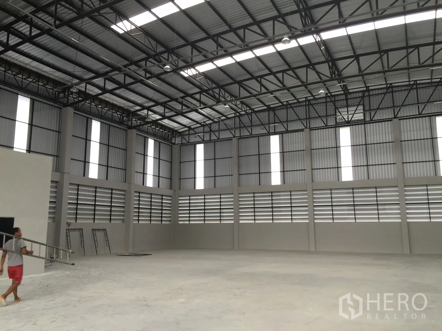 Warehouse for rent in Bang Phli, Samut Prakan - Wide warehouse space with louvered walls and an open floor.
