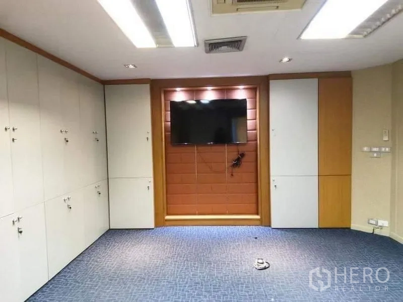 สำนักงาน ให้เช่า - ห้องประชุมหรือสื่อมัลติมีเดีย ติดทีวีผนัง พร้อมตู้เก็บของจำนวนมาก