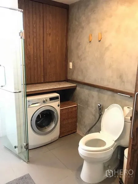 ทาวน์เฮาส์ ขายในWang Thonglang, Bangkok - ห้องน้ำพร้อมตู้ชาวเวอร์กระจก โถสุขภัณฑ์ และมุมซักผ้าพร้อมเครื่องซักผ้า