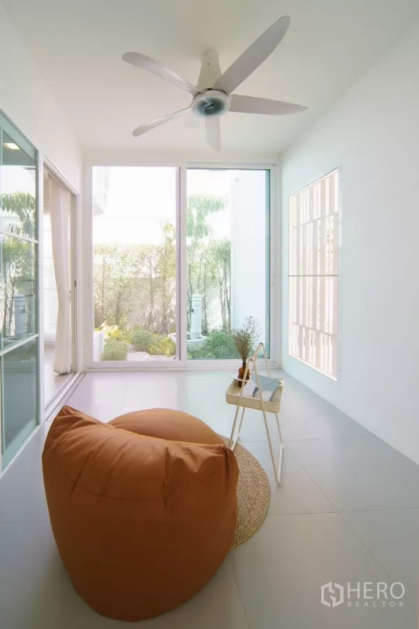 Detached House for rent in Bang Phli, Samut Prakan - Glass-walled sunroom with ceiling fan and garden outlook.