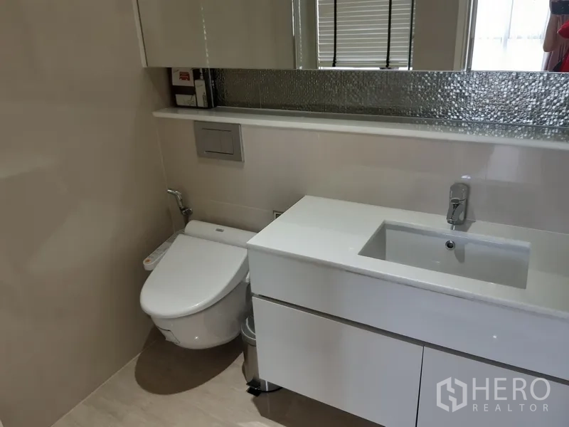 คอนโด ให้เช่าในWatthana, Bangkok - ห้องน้ำพร้อมเคาน์เตอร์อ่างล้างหน้า กระจกบานยาว และโถสุขภัณฑ์