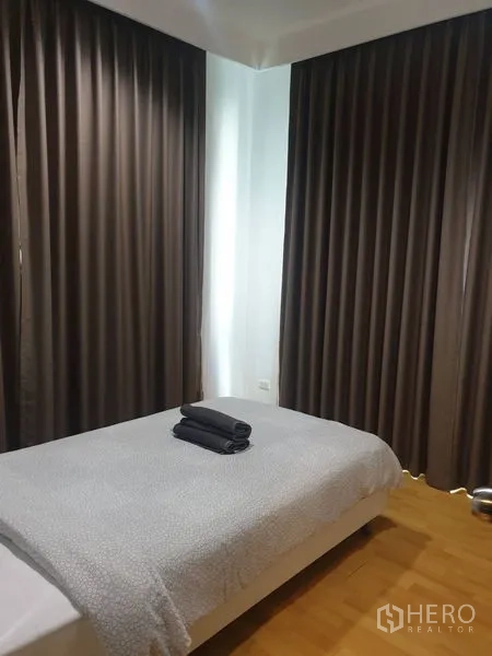 คอนโด ให้เช่าในKhlong Toei, Bangkok - ห้องนอนที่สอง เตียงคู่ หน้าต่างมุมห้องพร้อมผ้าม่าน