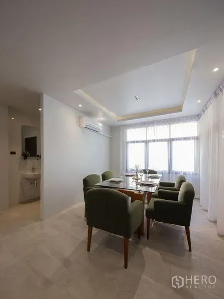 独立式住宅 出售在Chatuchak, Bangkok - 明亮餐角，四人餐桌，大窗与纱帘，层次吊顶。