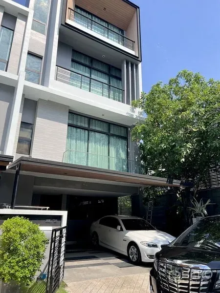 สำนักงานที่บ้าน ให้เช่าในSaphan Sung, Bangkok - มุมมองภายนอกอาคารโฮมออฟฟิศ 4 ชั้น มีระเบียง ต้นไม้ และที่จอดรถมีรั้ว