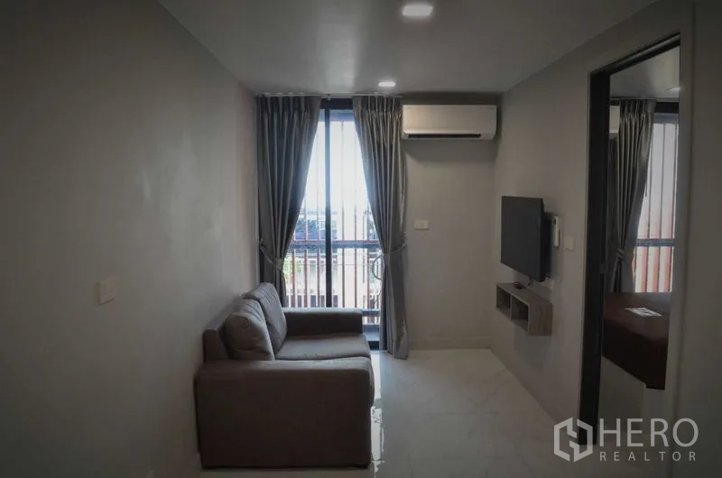 อาคารพาณิชย์ ให้เช่าหรือขายในKhlong Toei, Bangkok - ห้องนั่งเล่น/ออฟฟิศขนาดกะทัดรัด โซฟา ทีวี และประตูกระจกออกระเบียง