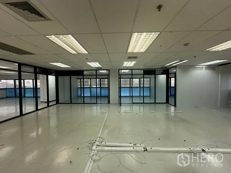 办公空间 出租在Phaya Thai, Bangkok - 开放式办公室，吊顶灯与地面走线可见。