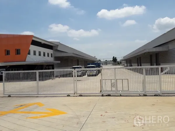 货栈 出租在Plaeng Yao, Chachoengsao - 园区大门入口，带装卸区与卡车停车空间。