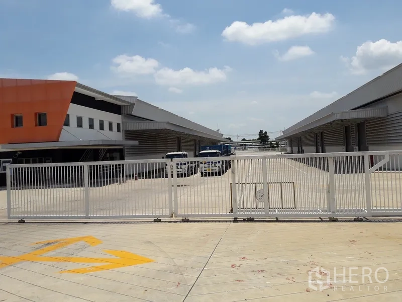 คลังสินค้า ให้เช่าในPlaeng Yao, Chachoengsao - ประตูรั้วทางเข้าโครงการคลังสินค้า มีท่าขนถ่ายและพื้นที่จอดรถบรรทุก