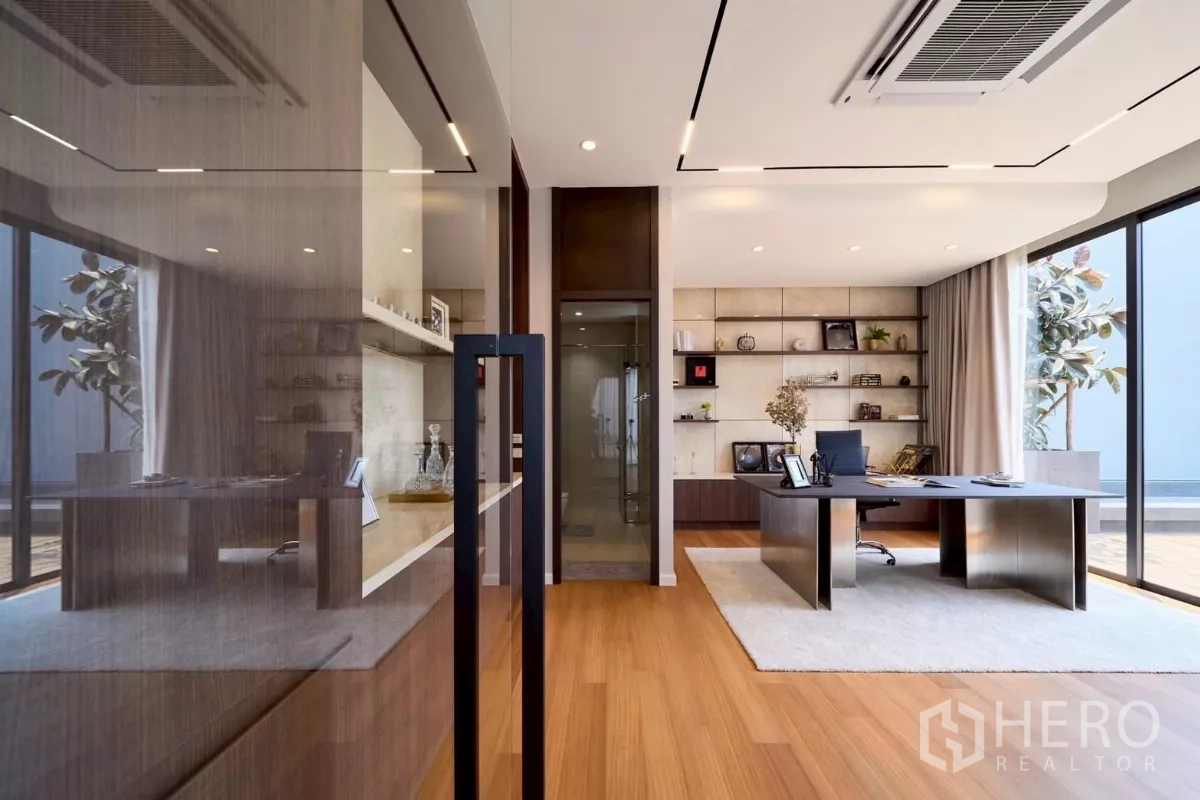 บ้าน ขายในLat Phrao, Bangkok - ห้องทำงานในบ้าน ตู้บิลต์อิน โต๊ะทำงานขนาดใหญ่ และผนังกระจกสูง