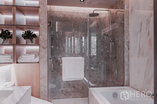 公寓 出售 - 大理石卫浴，玻璃淋浴间配顶喷花洒与浴缸，置物格带背光。