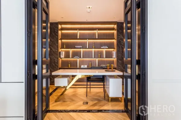 คอนโด ให้เช่าในKhlong Toei, Bangkok - ห้องทำงานสไตล์โมเดิร์น ประตูกระจก ชั้นวางไม้มีไฟ และโต๊ะลายหินอ่อน