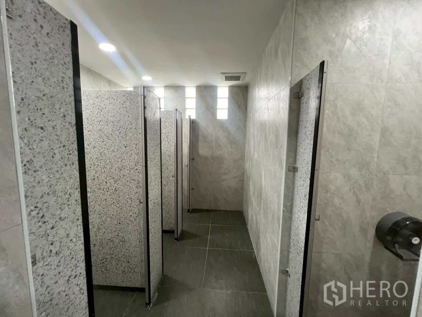 สำนักงาน ให้เช่าในWatthana, Bangkok - แถวห้องน้ำแบบแยกคูหา ผนังกั้นเทอร์ราโซและไฟเพดาน