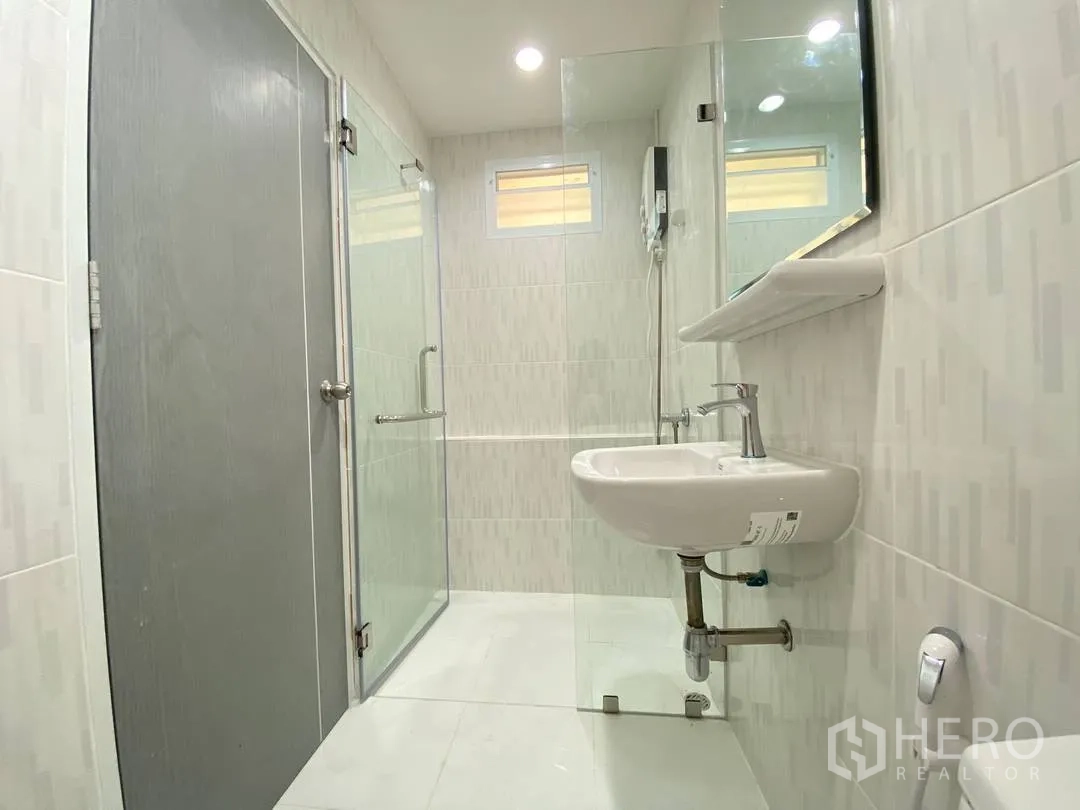 บ้านเดี่ยว for rent in Suan Luang, Bangkok - ห้องน้ำสว่าง ฝักบัวแบบกั้นกระจกและอ่างล้างหน้า
