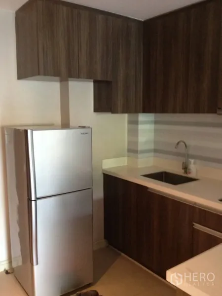 คอนโด ให้เช่าในKhlong Toei, Bangkok - ครัวพร้อมตู้เย็นสแตนเลส อ่างล้างจาน และตู้เก็บของเหนือศีรษะ