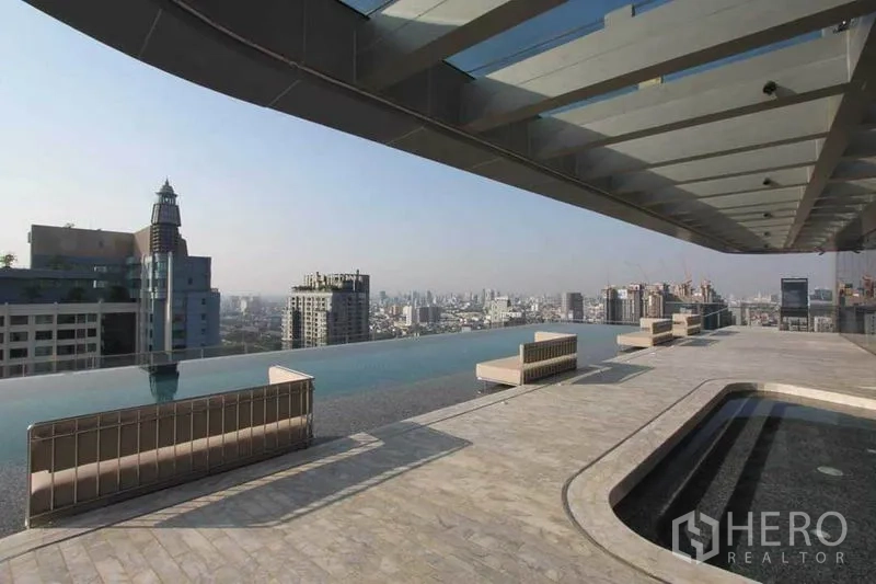 คอนโด ให้เช่าในHuai Khwang, Bangkok - สระว่ายน้ำอินฟินิตี้บนดาดฟ้าวิวสกายไลน์กรุงเทพฯ