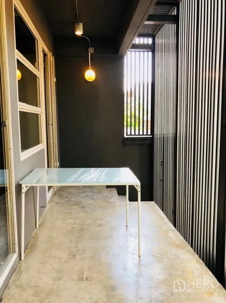 สำนักงานที่บ้าน ให้เช่าในHuai Khwang, Bangkok - ระเบียงทำงานร่มรื่นมีโคมไฟห้อยและระแนงบังสายตา.
