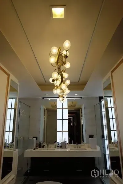 ทาวน์เฮาส์ ให้เช่าในKhlong Toei, Bangkok - ห้องน้ำสไตล์โมเดิร์น มีอ่างล้างหน้าคู่ ห้องอาบน้ำกระจก และโคมไฟระย้า