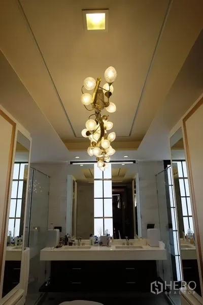 ทาวน์เฮาส์ ให้เช่าในKhlong Toei, Bangkok - ห้องน้ำสไตล์โมเดิร์น มีอ่างล้างหน้าคู่ ห้องอาบน้ำกระจก และโคมไฟระย้า