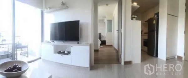 คอนโด ให้เช่าหรือขายในWatthana, Bangkok - ห้องนั่งเล่นสว่างพร้อมตู้วางทีวี กระจกเต็มบาน และระเบียงในคอนโดทองหล่อ