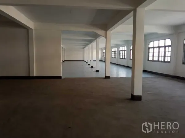 คลังสินค้า ให้เช่าในNong Khaem, Bangkok - พื้นที่โกดังโปร่งโล่ง มีเสาเรียงเป็นระยะและหน้าต่างบานใหญ่