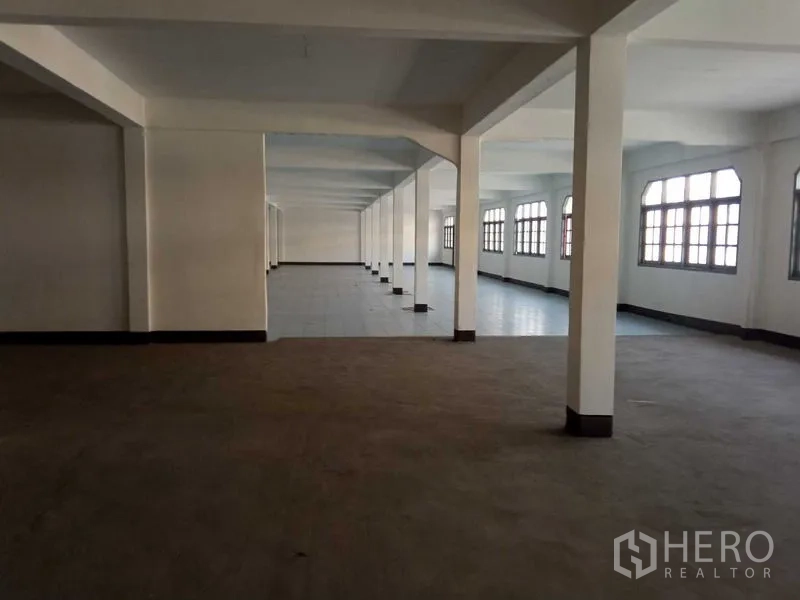 คลังสินค้า ให้เช่าในNong Khaem, Bangkok - พื้นที่โกดังโปร่งโล่ง มีเสาเรียงเป็นระยะและหน้าต่างบานใหญ่