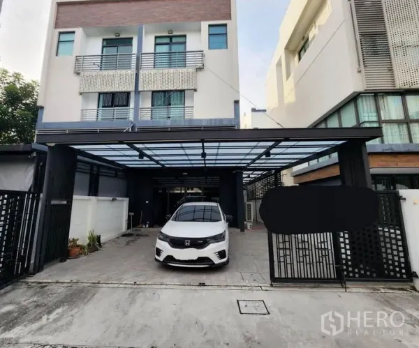 带办公室的家 出租在Bueng Kum, Bangkok - 三层家用办公楼外观，带有顶棚车位与大门，位于Bueng Kum。