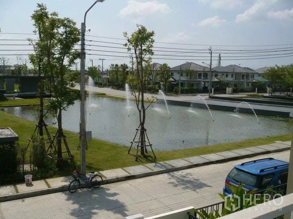 独栋房屋 for rent in Bang Na, Bangkok - 湖景与多处喷泉，周边为低密度住宅。