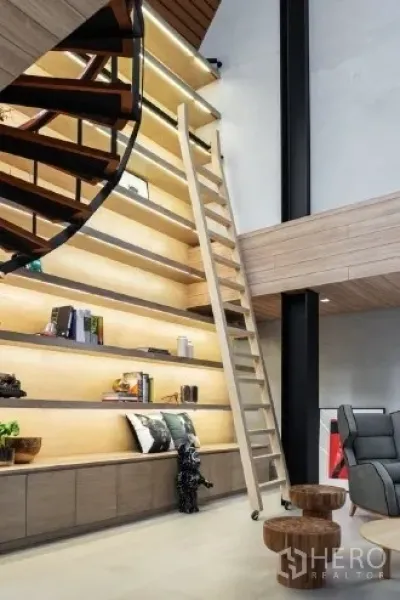 สำนักงานที่บ้าน ขายในKhlong Toei, Bangkok - ผนังชั้นวางสูงพร้อมบันไดเลื่อนล้อข้างบันไดเวียนในโซนทำงานสร้างสรรค์