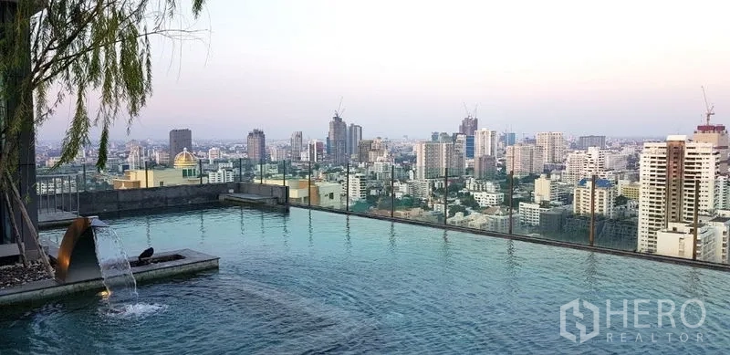 คอนโด ให้เช่าในWatthana, Bangkok - สระว่ายน้ำขอบอินฟินิตี้ยามโพล้เพล้ พร้อมสกายไลน์เมืองและน้ำตกตกแต่ง