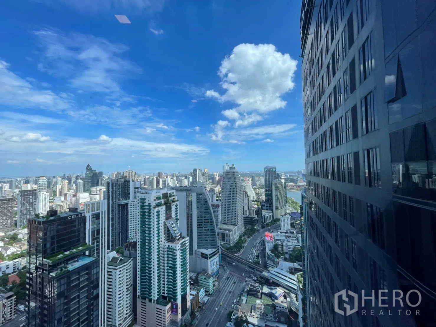 公寓 for rent in Watthana, Bangkok - 高楼层城市景观，楼宇之间视野开阔。