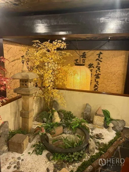 อาคารพาณิชย์ ให้เช่าในKhlong Toei, Bangkok - สวนหินสไตล์ญี่ปุ่นในร่ม มีโคมศิลา กรวด และไม้ประดับ
