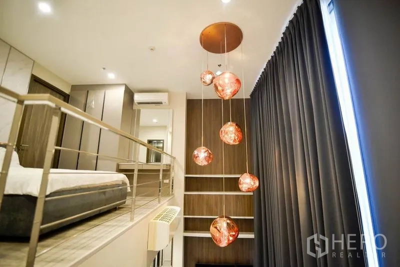 公寓 出租在Huai Khwang, Bangkok - 夹层空间带床与内置柜，铜色球形吊灯点缀