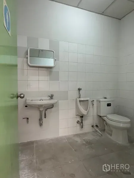 โรงงาน ให้เช่าในKhlong Luang, Pathum Thani - ห้องน้ำภายในอาคาร ปูกระเบื้องพร้อมอ่างล้างหน้า โถสุขภัณฑ์ และโถปัสสาวะ