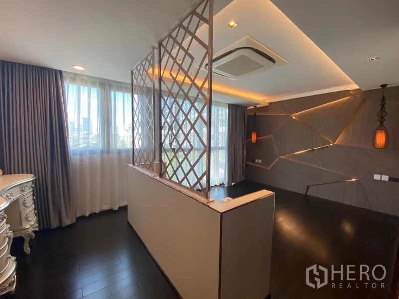 ทาวน์เฮาส์ ขายในYan Nawa, Bangkok - ห้องนอนมาสเตอร์ผนังดีไซน์ ไฟโทนอบอุ่น ฉากกั้นลายตะแกรง และพื้นไม้โทนเข้ม