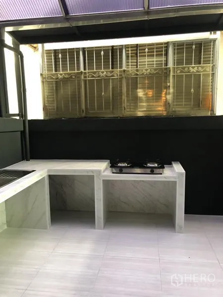 ทาวน์เฮาส์ ให้เช่าในBang Kapi, Bangkok - ครัวไทยและพื้นที่ซักล้างหลังบ้านแบบมีหลังคา เคาน์เตอร์หินอ่อนและเตาแก๊ส