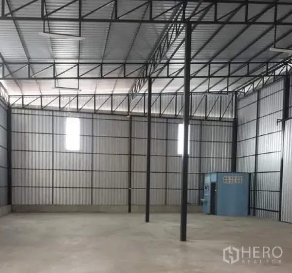 货栈 出租在Bueng Kum, Bangkok - 开阔的仓库空间，钢柱与通风窗，墙侧设有小型设备间。