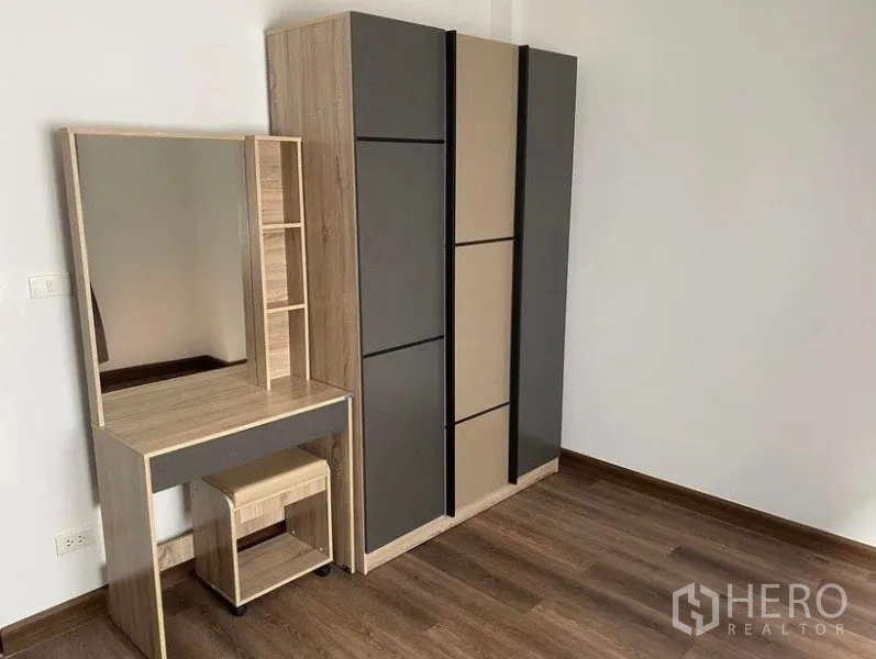 联排别墅 出租在Bang Na, Bangkok - 卧室内的衣柜与梳妆台组合