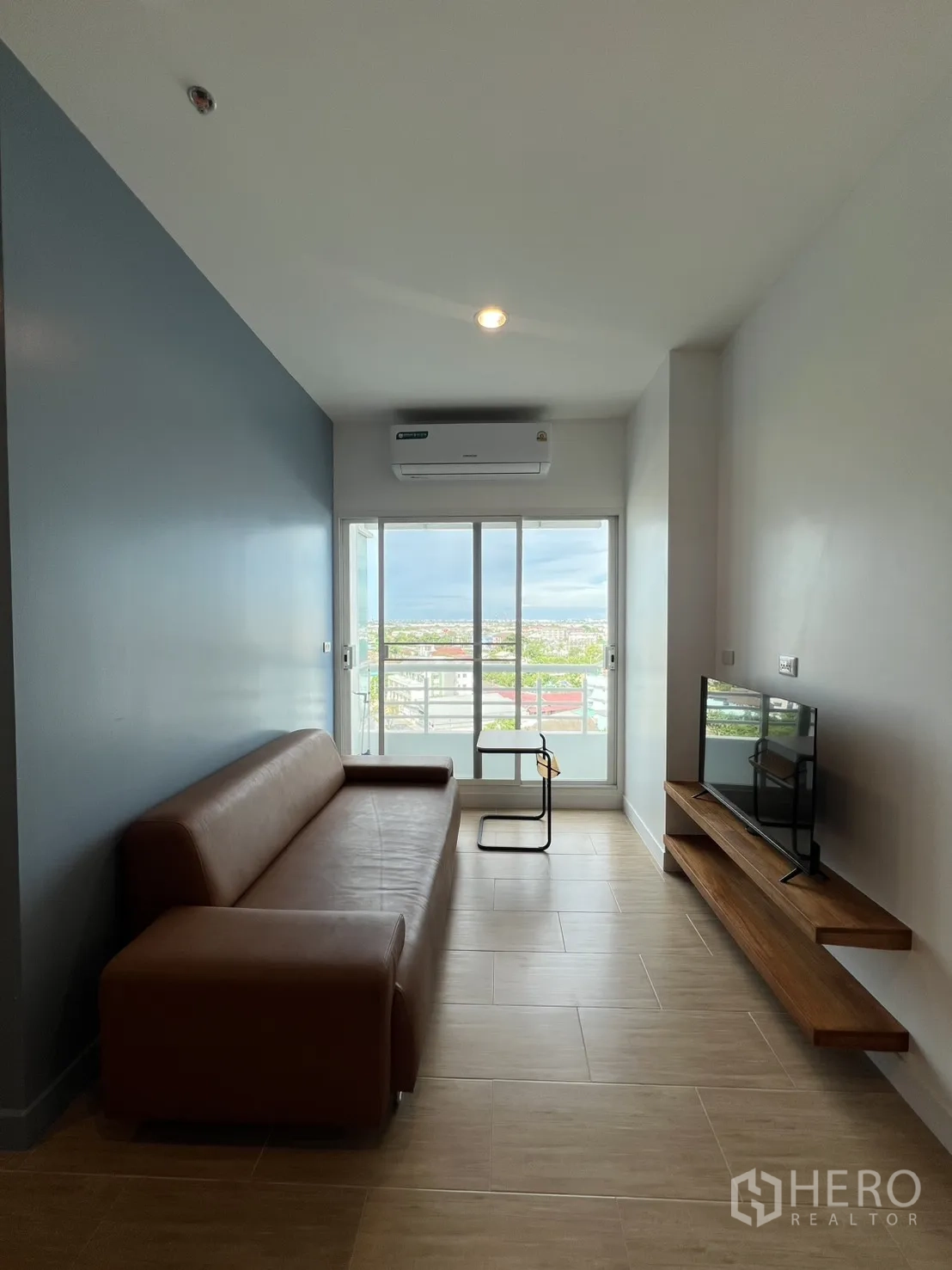 Condominium for rent in Bang Kapi, Bangkok - Kitchen area adjoining a hallway that leads to a wardrobe space.