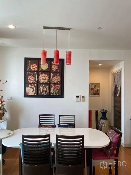 คอนโด ให้เช่าในKhlong San, Bangkok - มุมรับประทานอาหาร โต๊ะสีขาว เก้าอี้ไม้ และโคมไฟสีแดง
