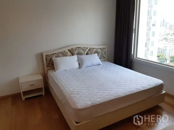 คอนโด ให้เช่าในKhlong Toei, Bangkok - ห้องนอนสว่าง เตียงควีน โต๊ะข้างเตียง และหน้าต่างบานใหญ่พร้อมวิวเมือง